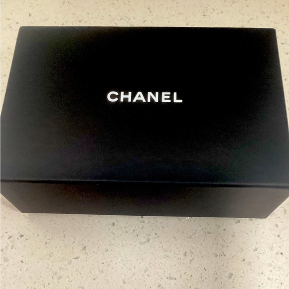 Chanel Gift Box Authentic - Picture 1 of 2